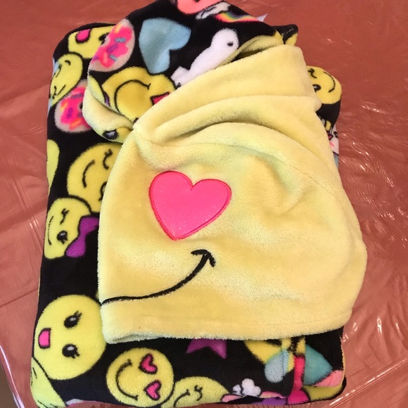 Justice Other Girls Emoji Blanket Poshmark